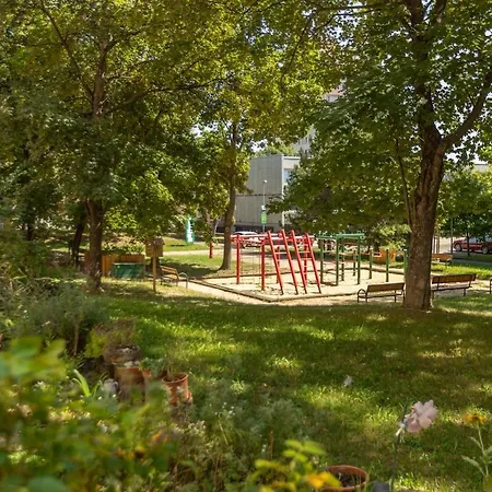 M&e - Bright With Park View In Vibrant Area